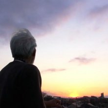 Il Regno dei Sogni e della Follia: Hayao Miyazaki (di spalle) osserva il tramonto in una scena del documentario