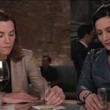 The Good Wife: le attrici Julianna Margulies e Archie Panjabi in una scena del season finale, intitolato Wanna Partner?