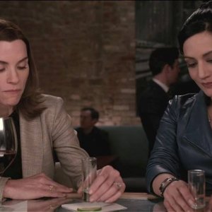 The Good Wife: le attrici Julianna Margulies e Archie Panjabi in una scena del season finale, intitolato Wanna Partner?