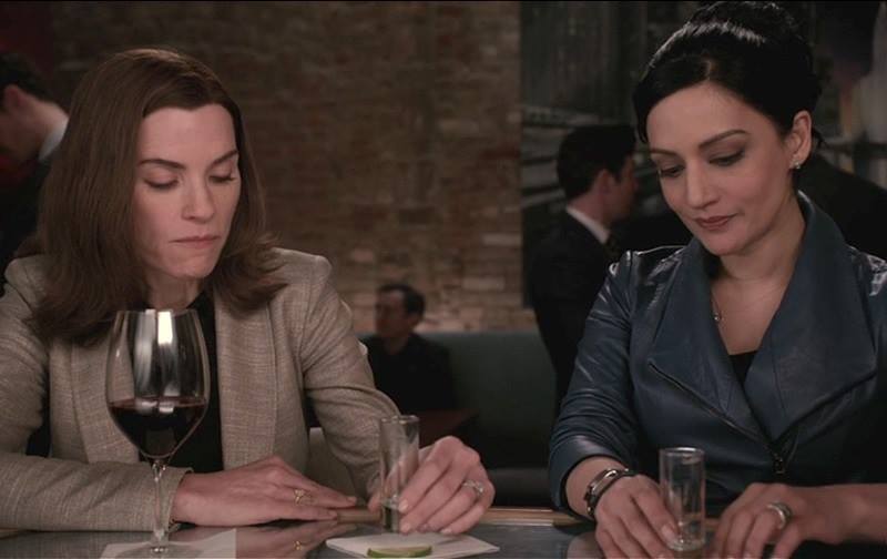 The Good Wife: le attrici Julianna Margulies e Archie Panjabi in una scena del season finale, intitolato Wanna Partner?
