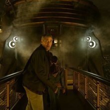Tomorrowland - Il mondo di domani: George Clooney si guarda le spalle in una scena del film