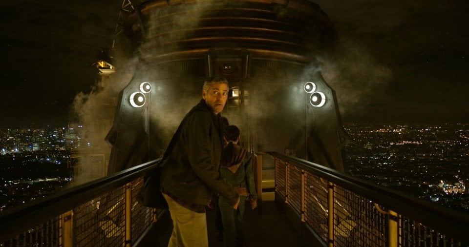 Tomorrowland - Il mondo di domani: George Clooney si guarda le spalle in una scena del film