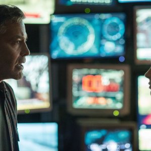 Tomorrowland - Il mondo di domani: George Clooney con Britt Robertson in una scena del film