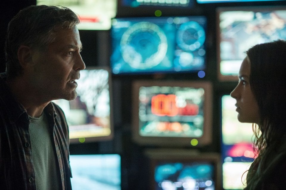 Tomorrowland - Il mondo di domani: George Clooney con Britt Robertson in una scena del film