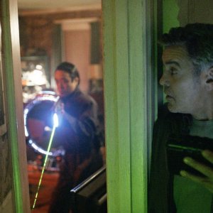 Tomorrowland - Il mondo di domani: George Clooney in una concitata scena del film