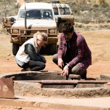 A Perfect Day: Tim Robbins e Mélanie Thierry in una scena del film