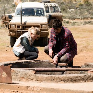 A Perfect Day: Tim Robbins e Mélanie Thierry in una scena del film