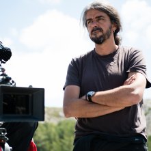 A Perfect Day: il regista Fernando Leon De Aranoa sul set del suo film