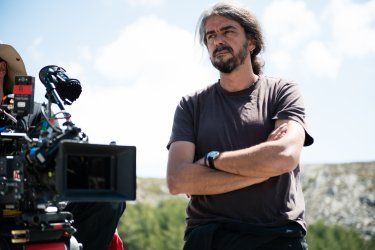 A Perfect Day: il regista Fernando Leon De Aranoa sul set del suo film