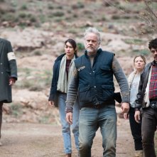 A Perfect Day: Tim Robbins, Benicio Del Toro, Olga Kurylenko, Mélanie Thierry e Fedja Stukan in una scena