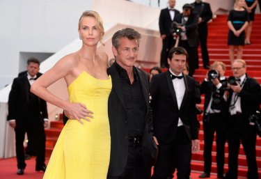 Cannes 2015: Charlize Theron e Sean Penn sul red carpet della première di Mad Max: Fury Road