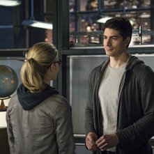 Arrow: Emily Bett Rickards e Brandon Routh in My Name Is Oliver Queen