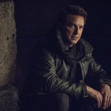 Arrow: John Barrowman interpreta Malcolm Merlyn in My Name Is Oliver Queen