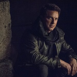 Arrow: John Barrowman interpreta Malcolm Merlyn in My Name Is Oliver Queen