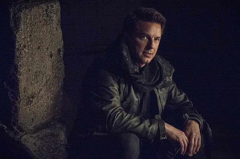 Arrow: John Barrowman interpreta Malcolm Merlyn in My Name Is Oliver Queen