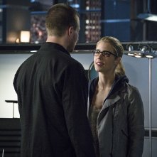 Arrow: Stephen Amell ed Emily Bett Rickards in My Name Is Oliver Queen