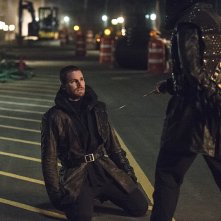 Arrow: il protagonista Stephen Amell in una scena del season finale My Name Is Oliver Queen