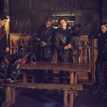 Arrow: Brandon Routh, David Ramsey, John Barrowman e Katie Cassidy in una scena del season finale My Name Is Oliver Queen