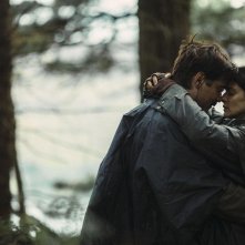 The Lobster: Colin Farrell e Rachel Weisz si abbracciano in una scena del film