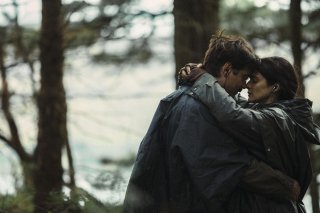 The Lobster: Colin Farrell e Rachel Weisz si abbracciano in una scena del film