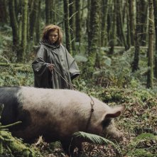 The Lobster: Léa Seydoux in una scena del film con un cinghiale