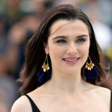 The Lobster: un bel primo piano di Rachel Weisz davanti ai fotografi