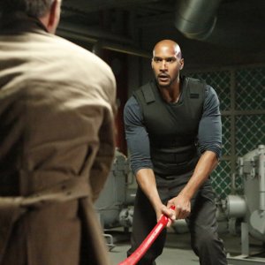 Agents of S.H.I.E.L.D.: Henry Simmons in una scena del season finale intitolato S.O.S.