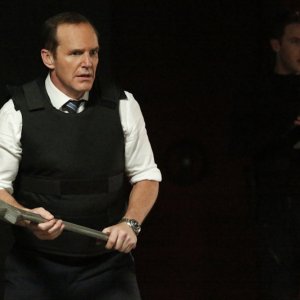 Agents of S.H.I.E.L.D.: Clark Gregg e Iain De Caestecker in S.O.S.