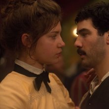 Les Anarchistes: Tahar Rahim con Adèle Exarchopoulos in una scena