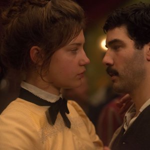 Les Anarchistes: Tahar Rahim con Adèle Exarchopoulos in una scena