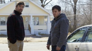 Manchester-by-the-Sea: Casey Affleck e Kyle Chandler in una scena del film