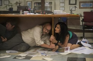 San Andreas: Archie Panjabi e Paul Giamatti in una drammatica scena del film