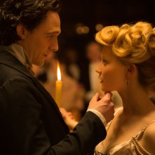 Crimson Peak: Tom Hiddleston e Mia Wasikowska in una scena del film