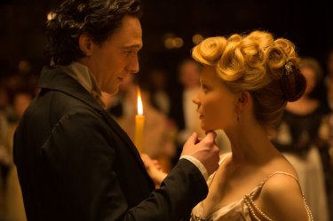 Crimson Peak: Tom Hiddleston e Mia Wasikowska in una scena del film