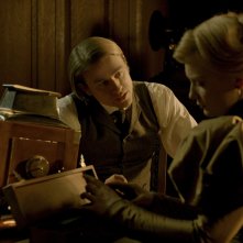 Crimson Peak: Charlie Hunnam con Mia Wasikowska in una scena del film