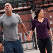 San Andreas: Dwayne Johnson con Carla Gugino in una scena del film action