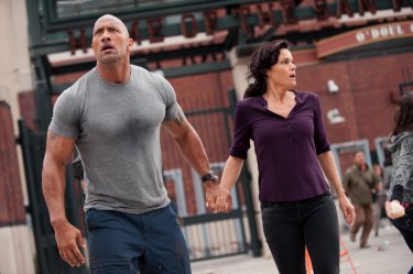 San Andreas: Dwayne Johnson con Carla Gugino in una scena del film action