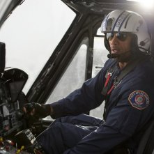 San Andreas: Dwayne Johnson in una scena action del film