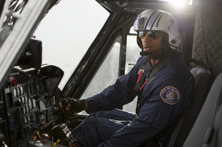 San Andreas: Dwayne Johnson in una scena action del film