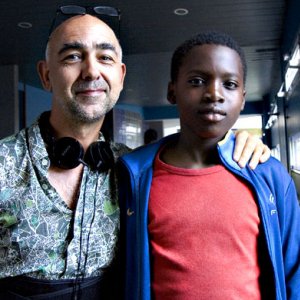 La vie en grand: il regista Mathieu Vadepied con il giovane Balamine Guirassy sul set