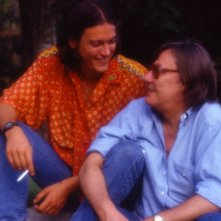 Faber in Sardegna & L’ultimo concerto di Fabrizio De André: Fabrizio e Cristiano De André sorridenti in una scena del documentario