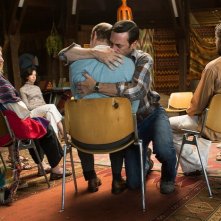 Mad Men: Don Draper (Jon Hamm) si lascia andare in un abbraccio nell'episodio Person to Person