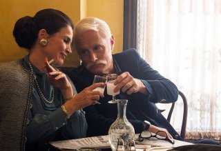 Mad Men: Julia Ormond e John Slattery nell'episodio Person to Person