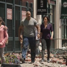 San Andreas: Dwayne Johnson con Carla Gugino in una scena del disaster movie