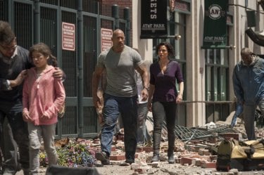 San Andreas: Dwayne Johnson con Carla Gugino in una scena del disaster movie