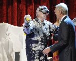 Sorpresa al Letterman Show: Bill Murray esce da una torta
