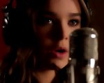 Pitch Perfect 2: Hailee Steinfeld condivide la sua cover di Flashlight