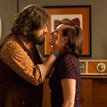 Mad Men: Jay R. Ferfuson ed Elisabeth Moss in Person to Person