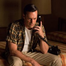 Mad Men: Jon Hamm in una scena dell'episodio Person to Person