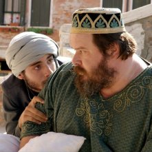 Pitza e datteri: Giuseppe Battiston con Mehdi Meskar in una scena del film